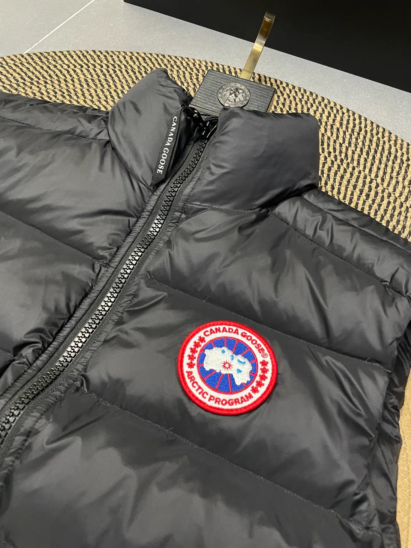 P560 Canadian brand CanadaGoose men's and women's CROFTON lightweight down vest 2229M DWR water-repellent treatment WindWall windproof fabric 700 fleece filling original mold opening details one to one production The upper body effect is stunning Exclusively available on the Xiaohongshu purchasing platform The highest version on the market Size: XS S M L XL XXL